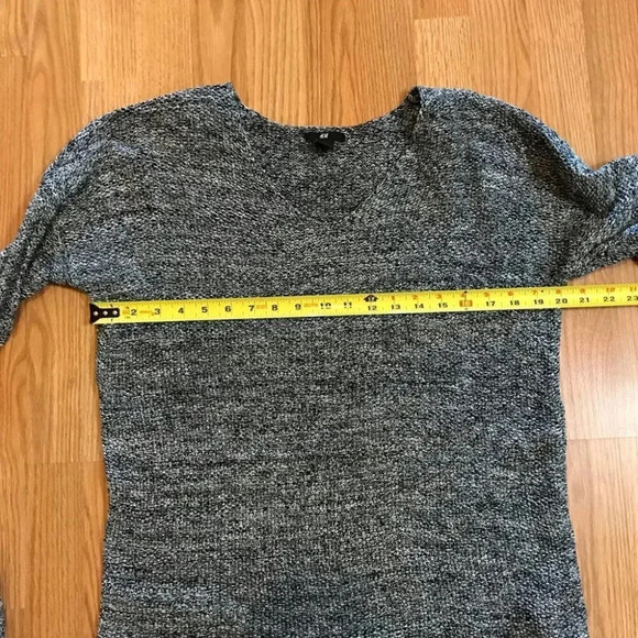 H&M Womens Sz M Marled V-Neck Long Sleeve Sweater Black Grey - Picture 5 of 6